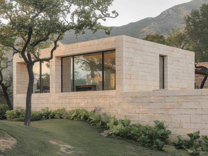 « Construire sa maison en pierre naturelle : tradition et modernité »